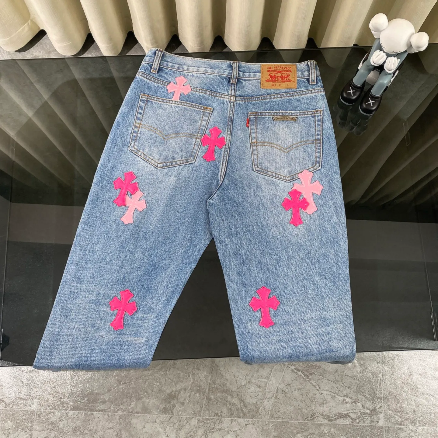 P220 chrome hearts pink cross patch leather jeans vi Top heavy industry fashionable design] Consistent high street luxury style creation. Speaking of this style, the Zangyin family and GU family are definitely the leading representative brands. Especially the Zangyin family has really achieved a state-of-the-art effect in creating high street style. The unique washed material is used to create this style. The color system is quite eye-catching. After it is decorated with patchwork cross flowers, it cleverly highlights the charm of the brand. Secondly, this style uses classic The classic high-waist cutting design highlights the long legs and fashionable temperament of the upper body. The brand is highly recognizable and the slim fit configuration is more suitable for daily wear. It is a product that interprets personality, fashion, and specifications at a glance. This single product is enough to make any fan excited. It can be a white T-shirt for youthful preppy style, or a tight suspender for lady style. It has strong matching ability and can be easily controlled by men.  [Materials and craftsmanship] Needless to say, this point goes without saying. As an excellent craftsman brand, Zangyin’s requirements for details and craftsmanship are really perfect. The washed color of this model has gone through so many processes, not to mention the embellishment of denim appliques. It is also purely hand-made and sewn. Just like what they believe in, only hand-made things have soul and have the meaning of wear. A top-notch heavy-duty fashionable denim item, I look forward to your perfect interpretation! !  Size:28-36